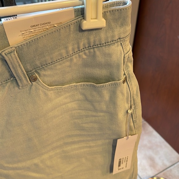 Soft Surroundings size extra large (XL) 8 inch shorts - Picture 5 of 15